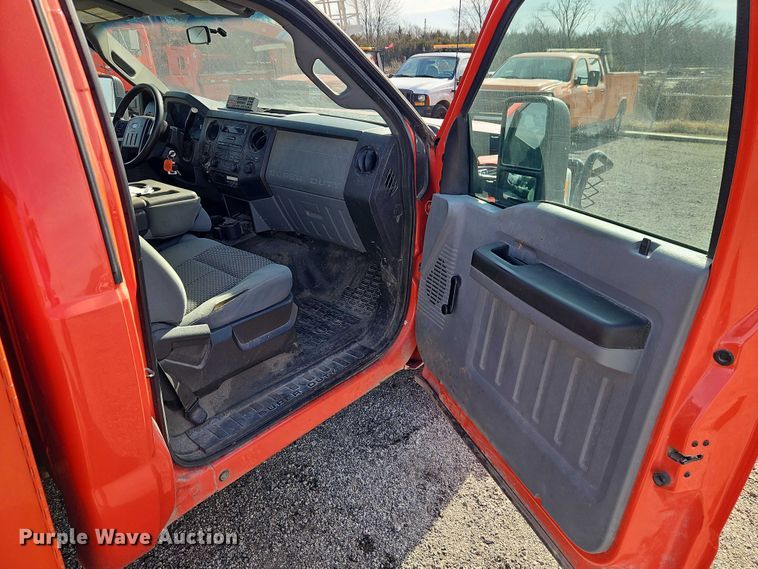 image for item DZ4306 2011 Ford F250 Super Duty utility bed pickup truck