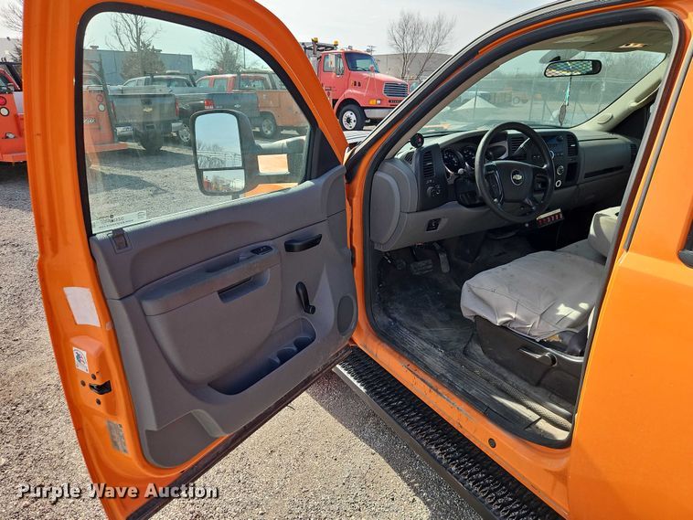 image for item DZ4307 2012 Chevrolet Silverado 2500HD Crew Cab utility bed pickup truck