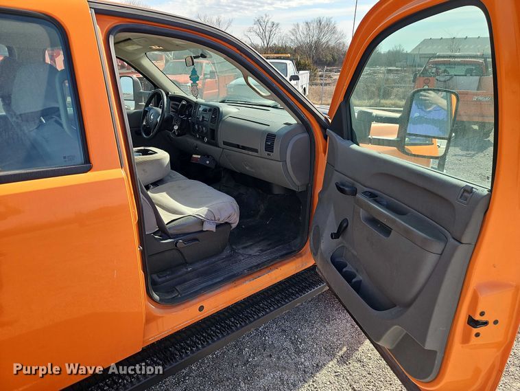 image for item DZ4307 2012 Chevrolet Silverado 2500HD Crew Cab utility bed pickup truck