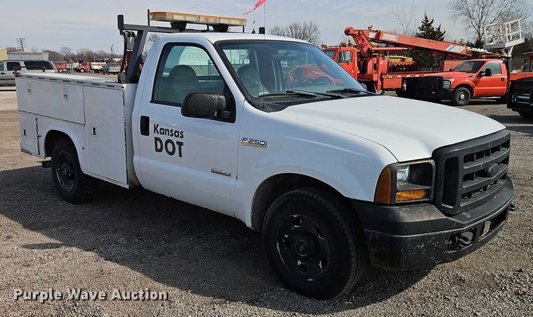 image for item DZ4308 2007 Ford F250 Super Duty utility bed pickup truck