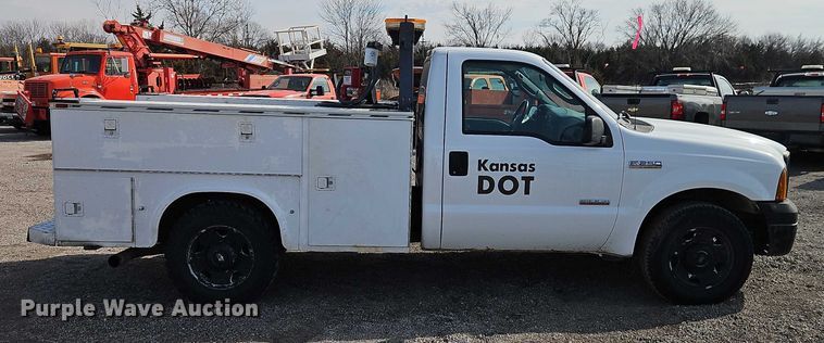 image for item DZ4308 2007 Ford F250 Super Duty utility bed pickup truck