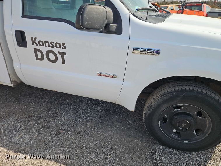 image for item DZ4308 2007 Ford F250 Super Duty utility bed pickup truck