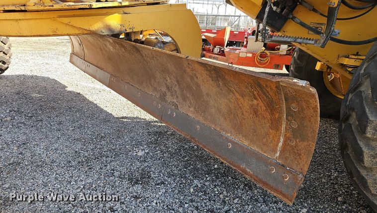 image for item DZ4310 2000 John Deere 770CH motor grader