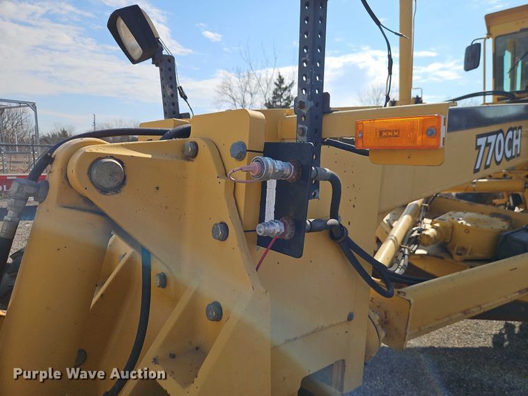 image for item DZ4310 2000 John Deere 770CH motor grader