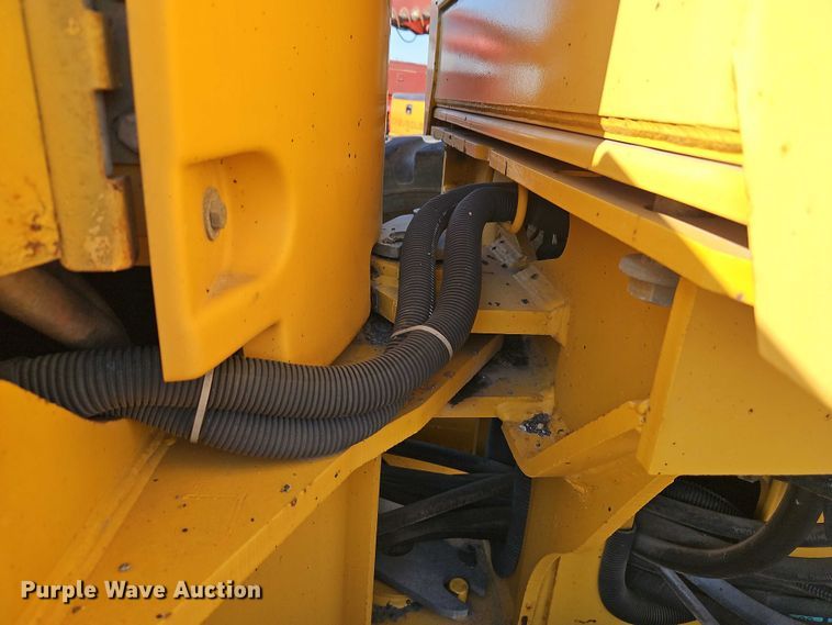 image for item DZ4310 2000 John Deere 770CH motor grader