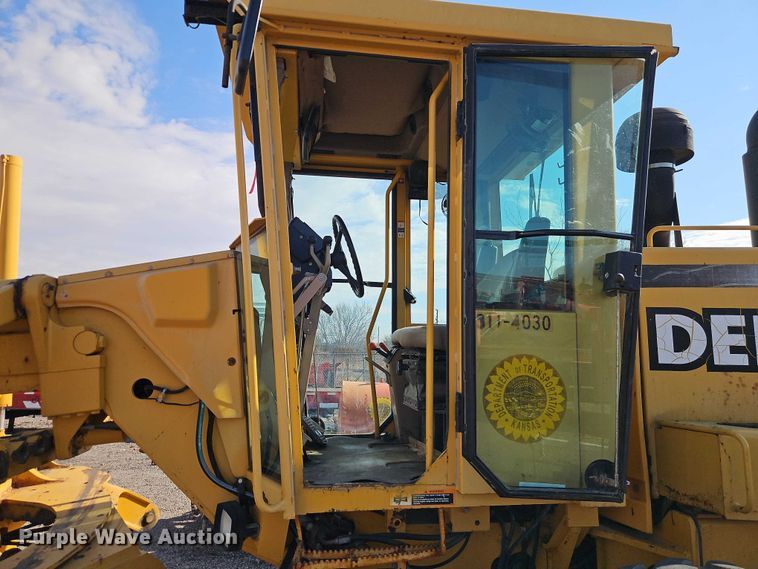 image for item DZ4310 2000 John Deere 770CH motor grader