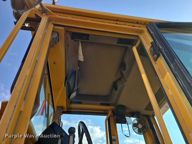 image for item DZ4310 2000 John Deere 770CH motor grader