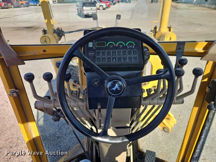 image for item DZ4310 2000 John Deere 770CH motor grader