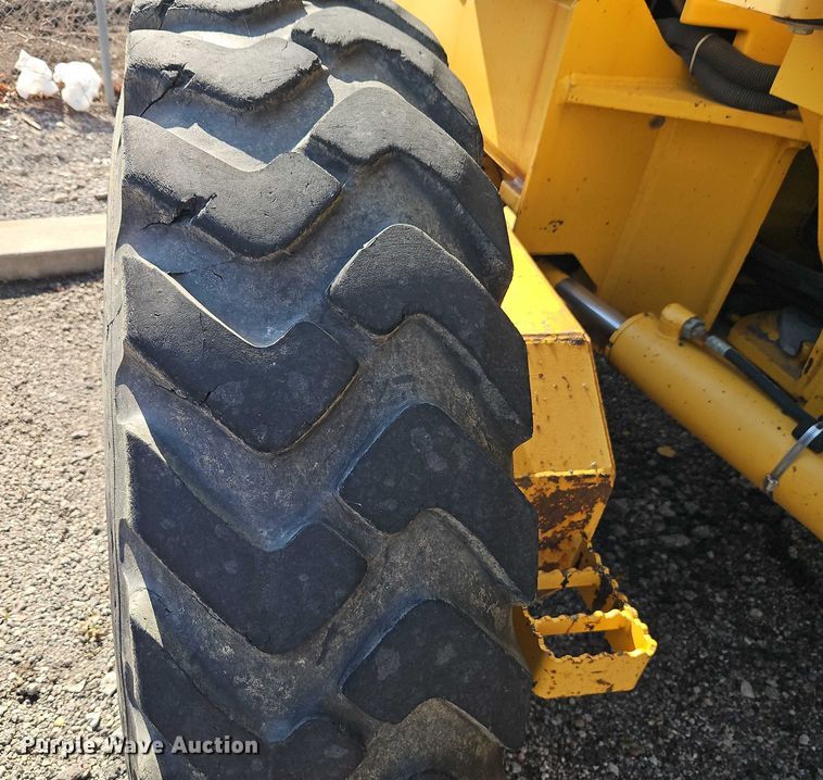 image for item DZ4310 2000 John Deere 770CH motor grader