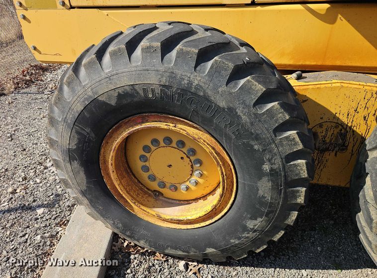 image for item DZ4310 2000 John Deere 770CH motor grader