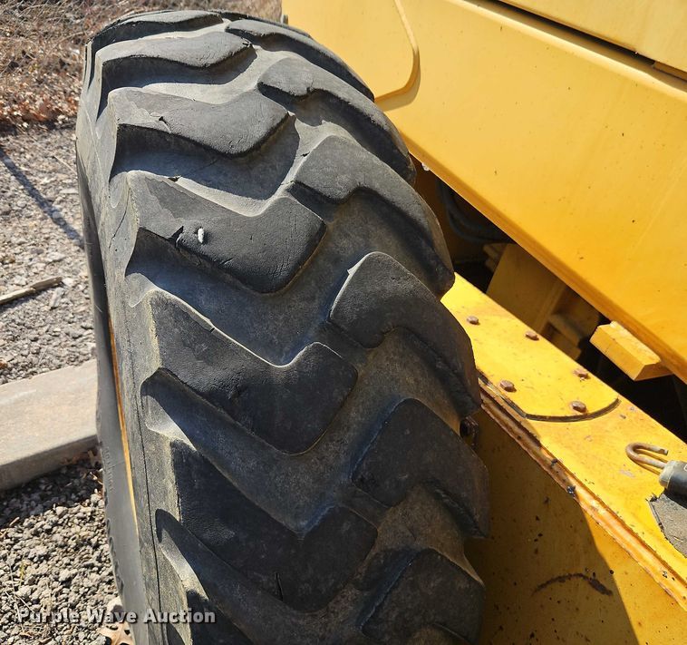 image for item DZ4310 2000 John Deere 770CH motor grader