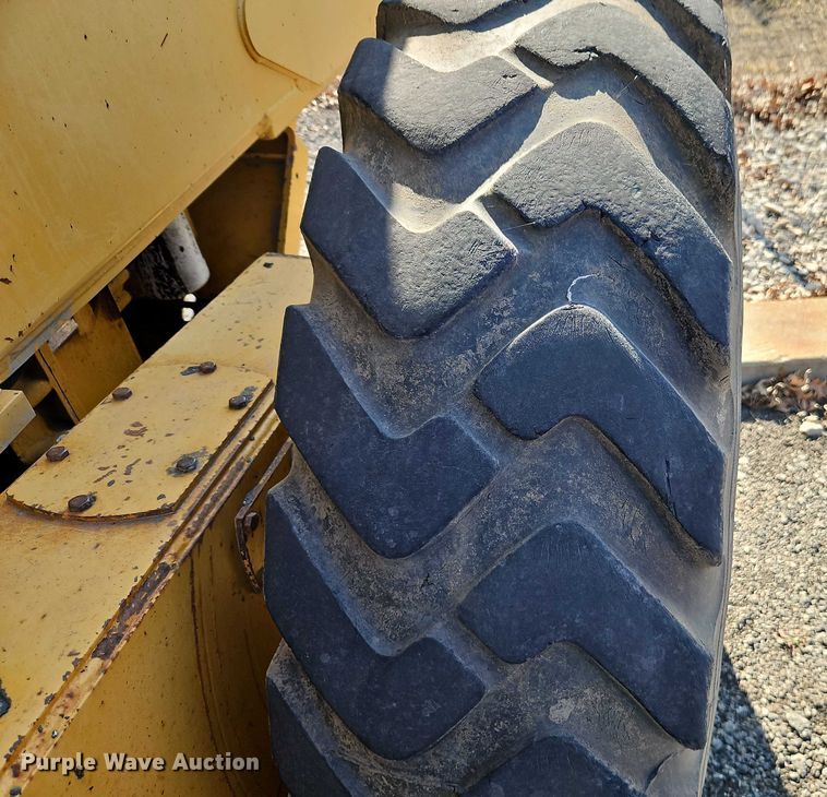 image for item DZ4310 2000 John Deere 770CH motor grader