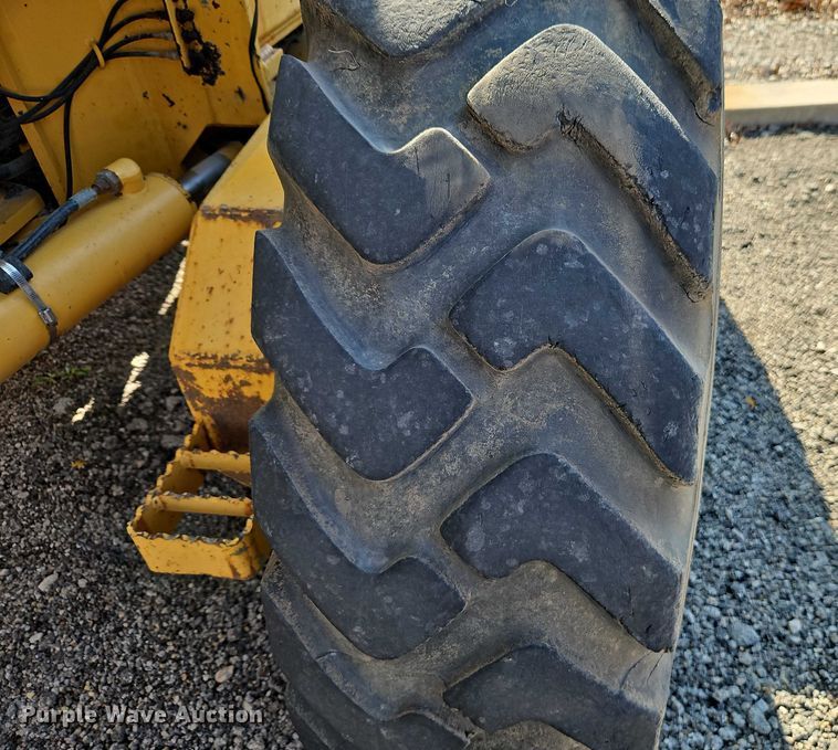 image for item DZ4310 2000 John Deere 770CH motor grader