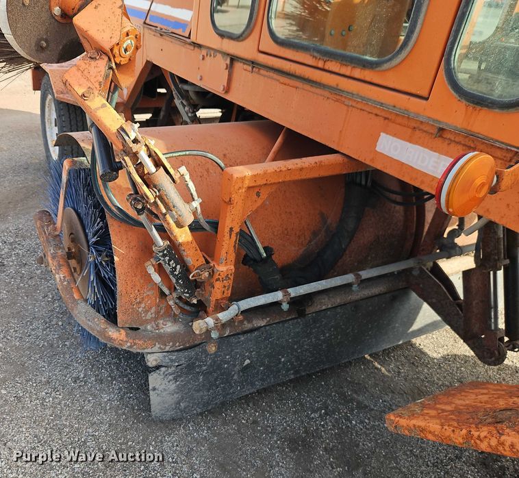 image for item DZ4312 2009 Broce Broom RJ350 broom