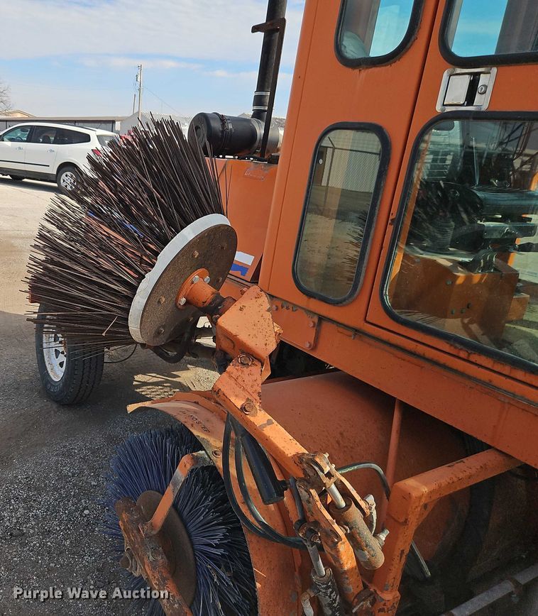 image for item DZ4312 2009 Broce Broom RJ350 broom