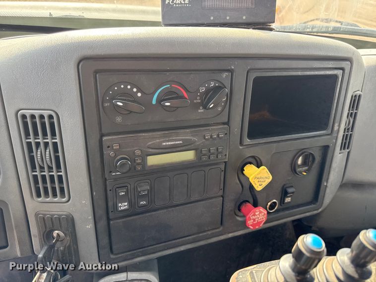 image for item DZ4315 2007 International 7400 dump truck