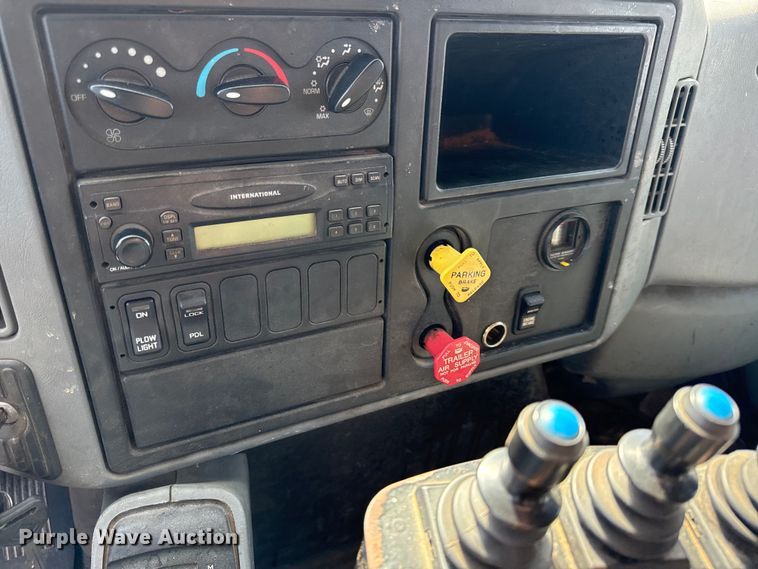 image for item DZ4315 2007 International 7400 dump truck