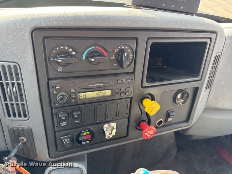 image for item DZ4316 2007 International 7400 dump truck