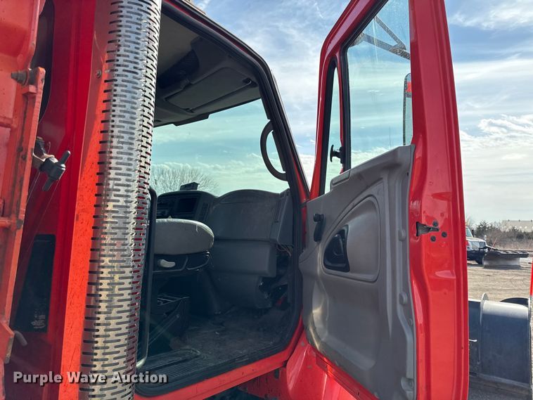 image for item DZ4317 2007 International 7400 dump truck