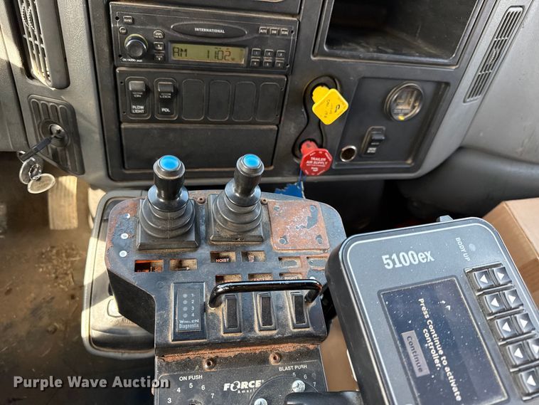 image for item DZ4318 2007 International 7400 dump truck