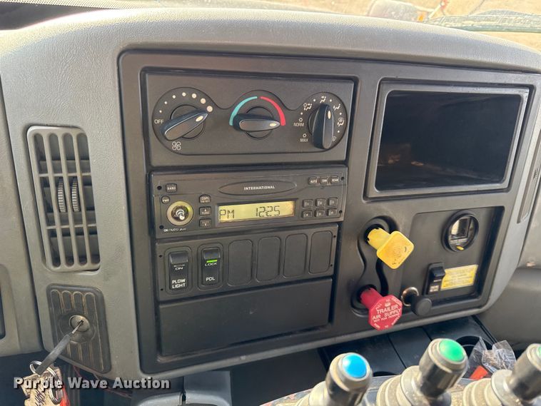 image for item DZ4319 2007 International 7400 dump truck