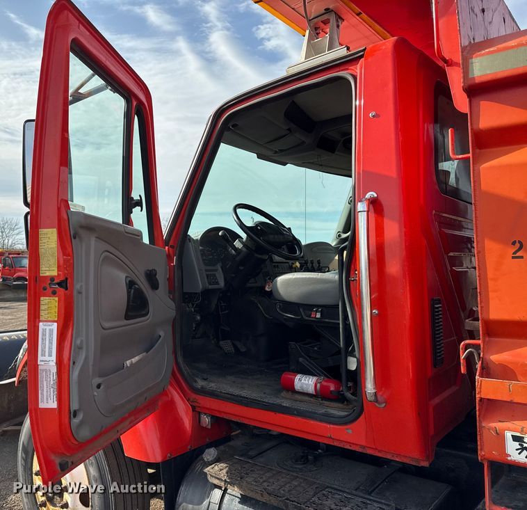 image for item DZ4322 2007 International 7400 dump truck