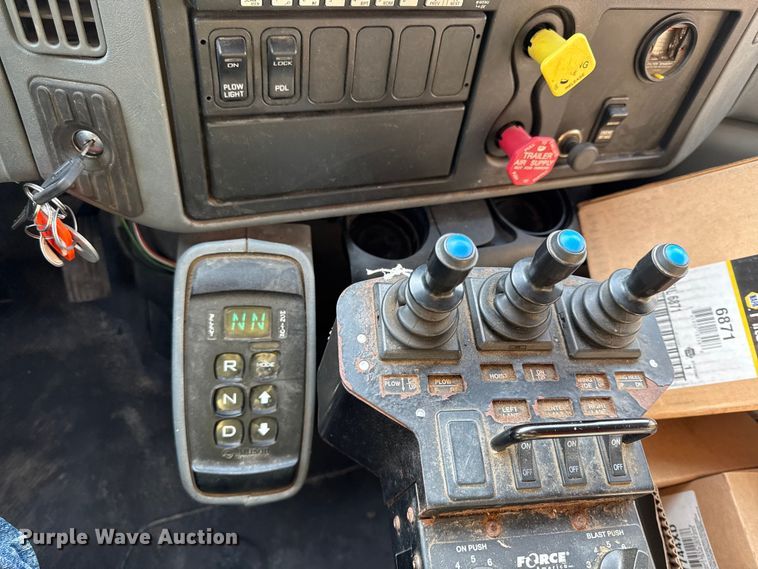 image for item DZ4322 2007 International 7400 dump truck