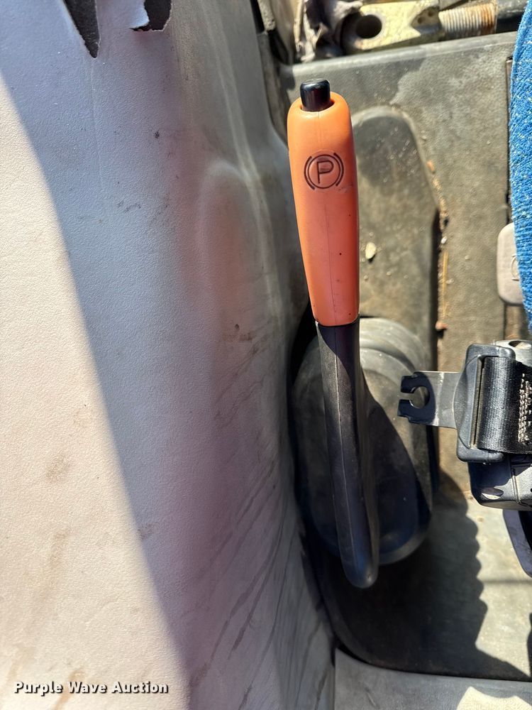 image for item DZ4323 2009 New Holland T6020 tractor