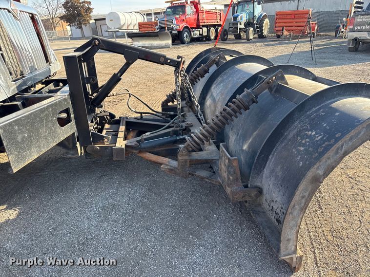 image for item DZ4324 2005 International 7400 dump truck