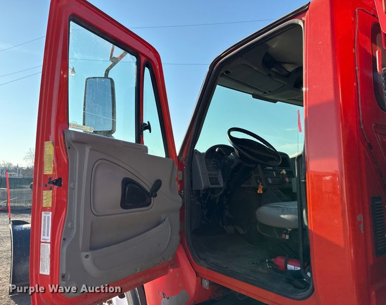 image for item DZ4324 2005 International 7400 dump truck