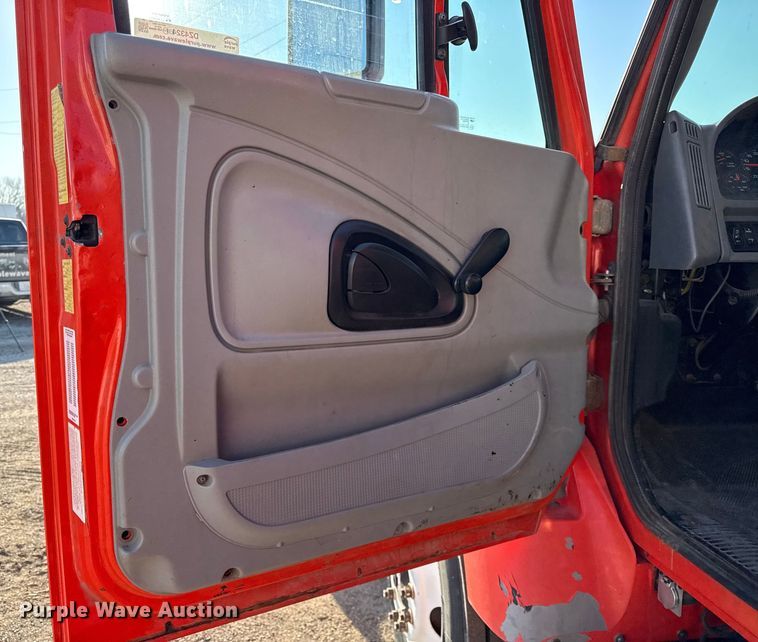 image for item DZ4324 2005 International 7400 dump truck