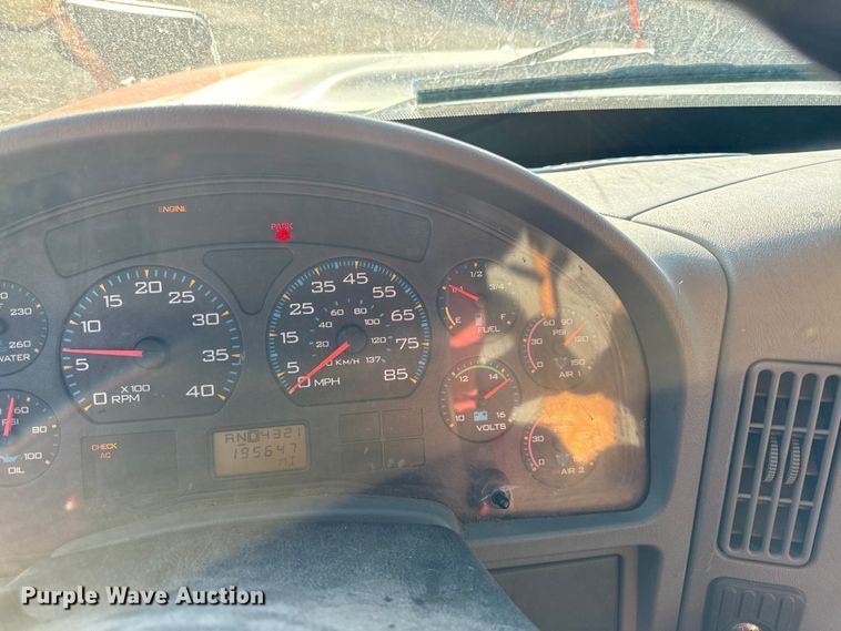 image for item DZ4324 2005 International 7400 dump truck