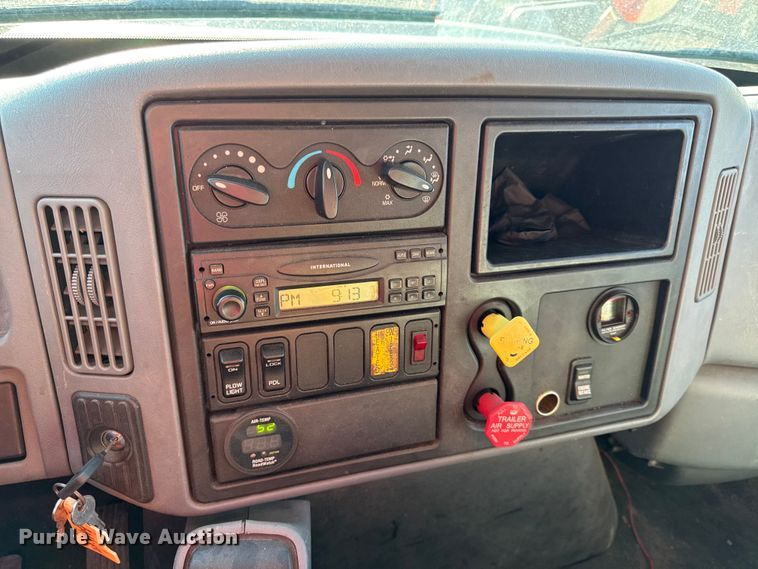 image for item DZ4324 2005 International 7400 dump truck