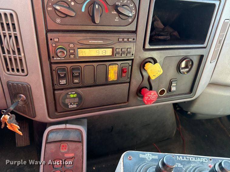 image for item DZ4324 2005 International 7400 dump truck