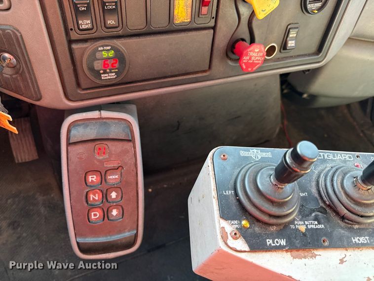 image for item DZ4324 2005 International 7400 dump truck