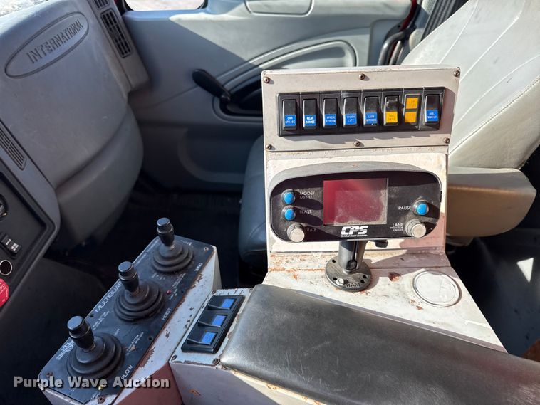 image for item DZ4324 2005 International 7400 dump truck