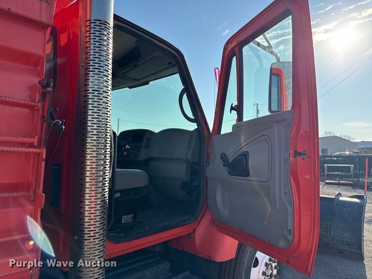 image for item DZ4324 2005 International 7400 dump truck