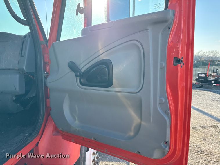 image for item DZ4324 2005 International 7400 dump truck