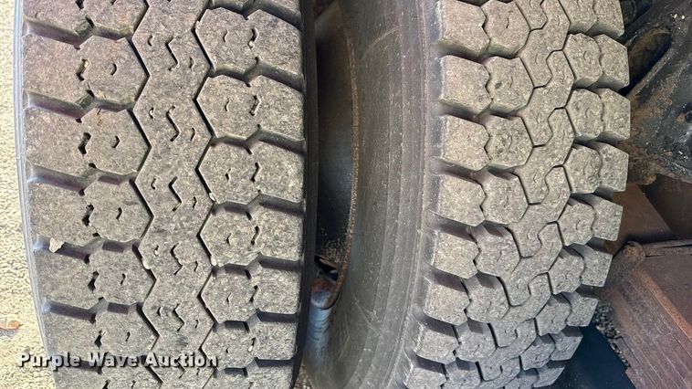 image for item DZ4324 2005 International 7400 dump truck