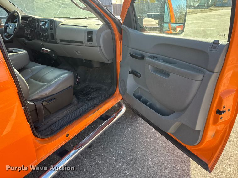 image for item EP2926 2012 Chevrolet Silverado 2500HD Crew Cab utility bed pickup truck