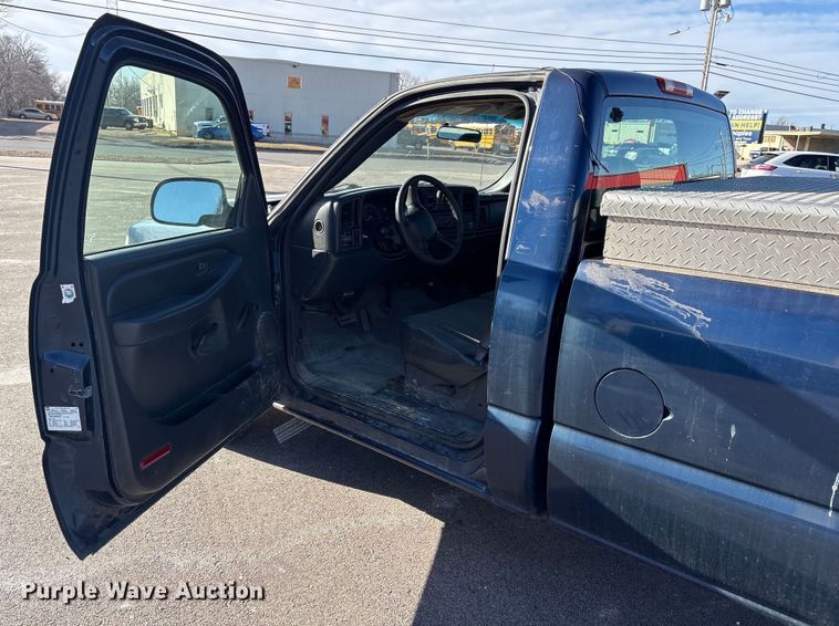 image for item EP2933 2002 Chevrolet Silverado 1500 pickup truck