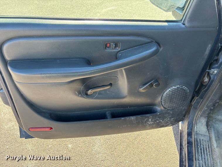 image for item EP2933 2002 Chevrolet Silverado 1500 pickup truck