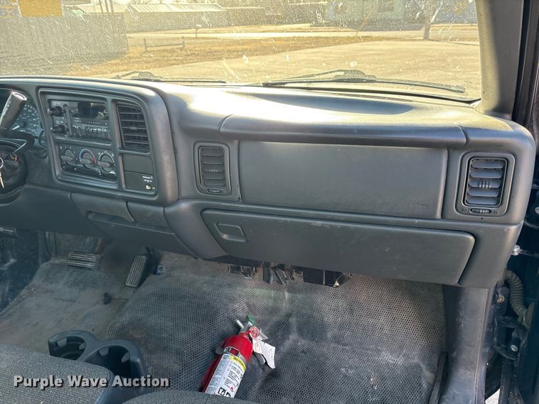 image for item EP2933 2002 Chevrolet Silverado 1500 pickup truck