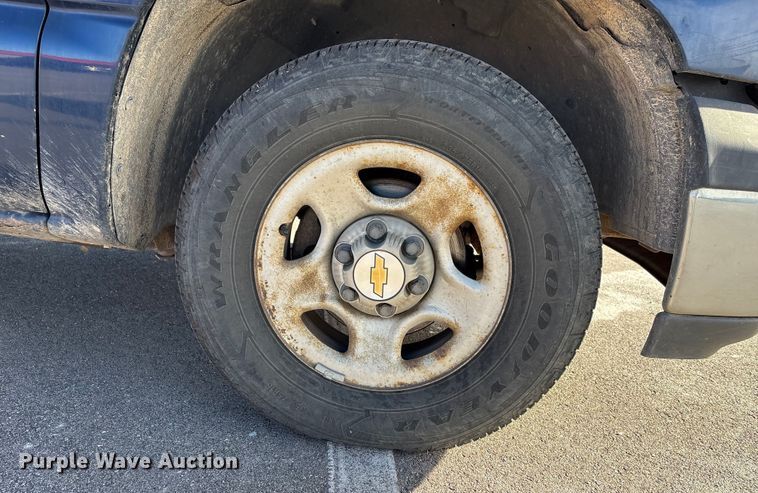 image for item EP2933 2002 Chevrolet Silverado 1500 pickup truck