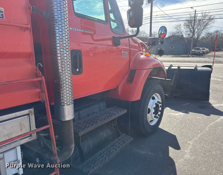 image for item EP2946 2007 International 7400 dump truck