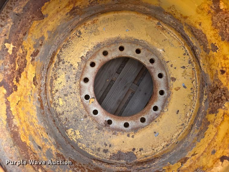 image for item EP2955 (4) 20.5R25 tires and wheels