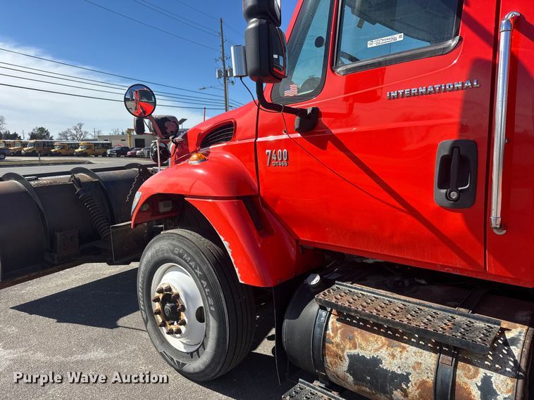 image for item EP2956 2007 International 7400 dump truck