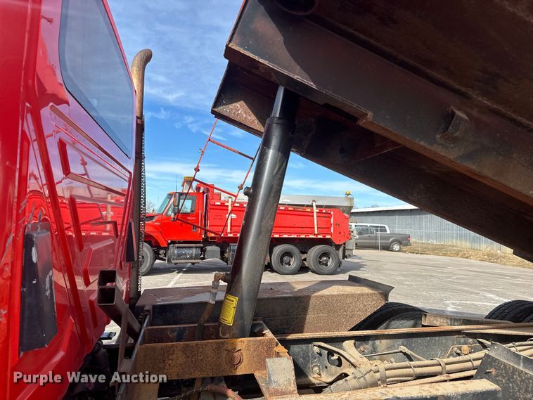 image for item EP2956 2007 International 7400 dump truck
