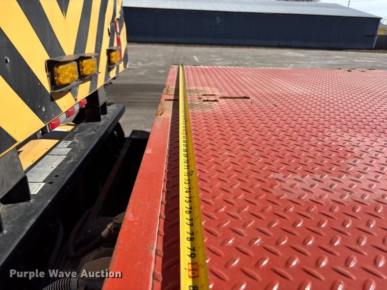 image for item EP2961 2005 Sterling L9500 flatbed truck