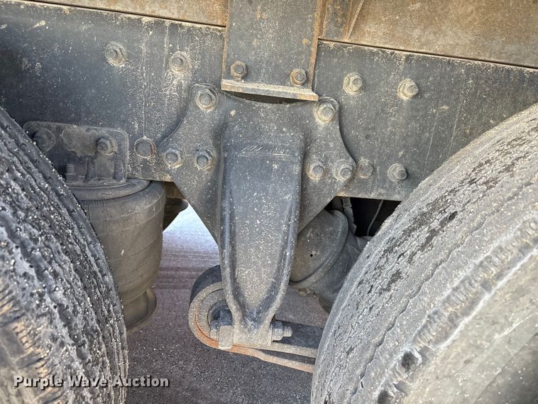 image for item EP2961 2005 Sterling L9500 flatbed truck